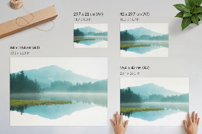 Kunstdruck poster Ein friedlicher See inmitten grüner Berge