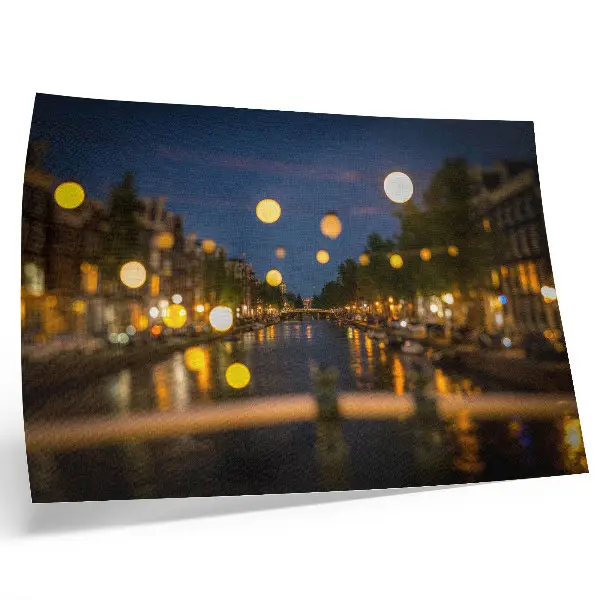 Kunstdruck eine bezaubernde Stadt bei Nacht mit Spiegelungen im Wasser