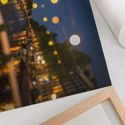 Kunstdruck eine bezaubernde Stadt bei Nacht mit Spiegelungen im Wasser