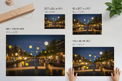 Kunstdruck eine bezaubernde Stadt bei Nacht mit Spiegelungen im Wasser