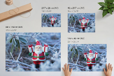 Poster Weihnachtsmann mit Geschenken in winterlicher Umgebung