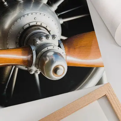 Kunstdruck Poster mit metallenen Propellerelementen im Industrie-Look