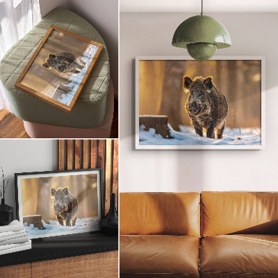 Poster Ein Wildschwein vor winterlicher Kulisse, umgeben von Sonnenlicht