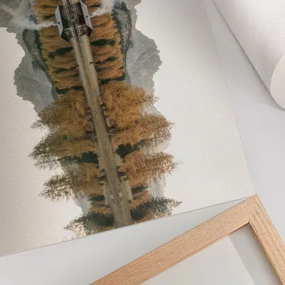 Poster mit einer Berglandschaft, Spiegelung, Hütte und goldenen Bäumen am ruhigen See