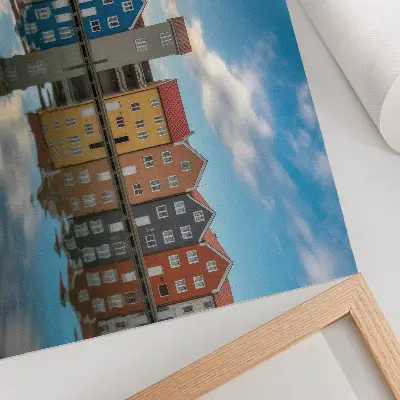 Kunstdruck bunte Häuser am Wasser mit Spiegelungen in der Architektur
