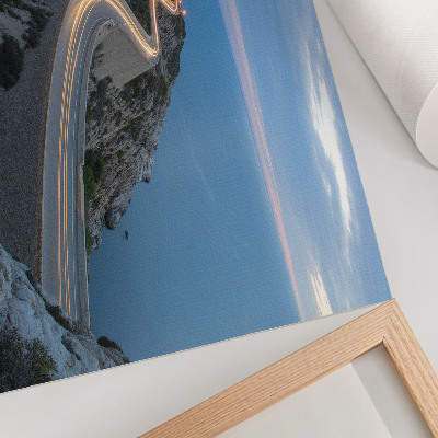 Kunstdruck poster Eine malerische Landschaft mit einer Laterne und einer gewundenen Straße bei Nacht
