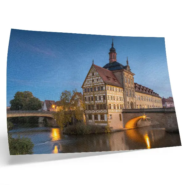 Poster historisches Gebäude an einer Brücke über dem Wasser bei blauem Himmel
