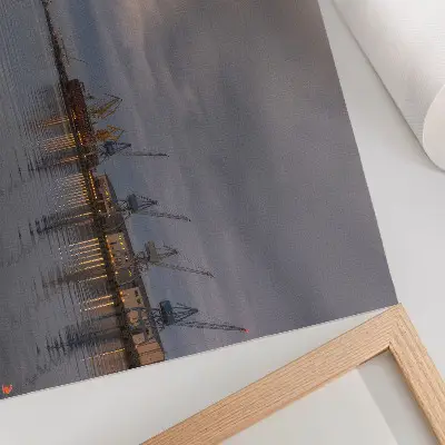 Kunstdruck mit Motiv von Hafenkränen, die sich im Wasser spiegeln
