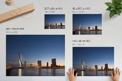 Poster Brücke und Stadt in der Abenddämmerung mit leuchtenden Stadtlichtern