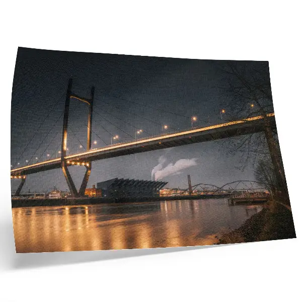 Kunstdruck Brücke bei Nacht modernes Bauwerk mit friedlicher Atmosphäre