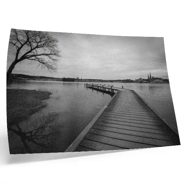 Poster schwarz-weiße Landschaft mit Holzsteg an einem ruhigen See