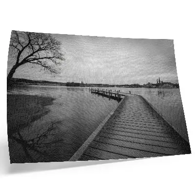 Poster schwarz-weiße Landschaft mit Holzsteg an einem ruhigen See