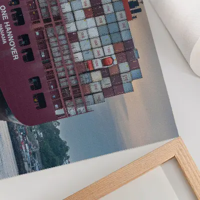 Kunstdruck ein Containerschiff mit bunten Containern auf dem Wasser
