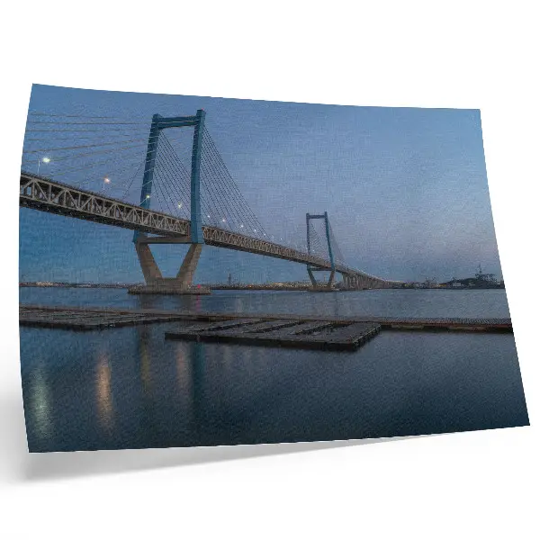 Kunstdruck Brücke bei Abenddämmerung über ruhigem Wasser in modernem Stil