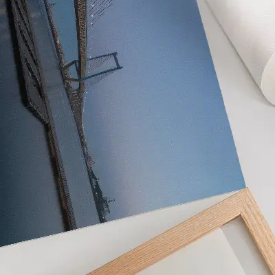 Kunstdruck Brücke bei Abenddämmerung über ruhigem Wasser in modernem Stil
