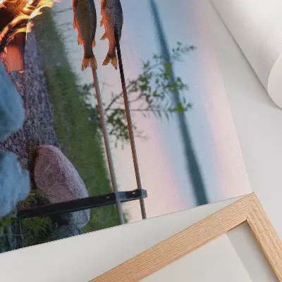 Poster Lagerfeuer am See mit Fischen am Spieß
