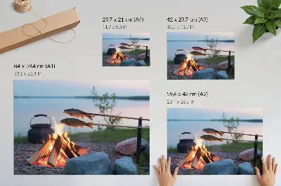 Poster Lagerfeuer am See mit Fischen am Spieß