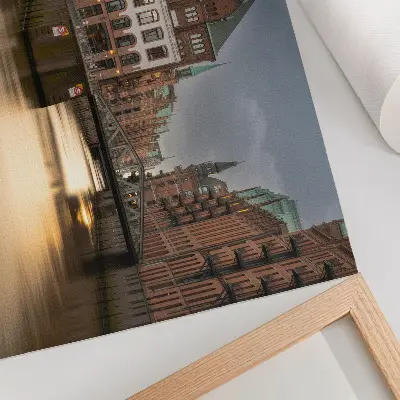 Kunstdruck atmosphärische Architektur mit Brücke am Abend über ruhigem Wasser