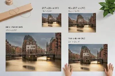 Kunstdruck atmosphärische Architektur mit Brücke am Abend über ruhigem Wasser