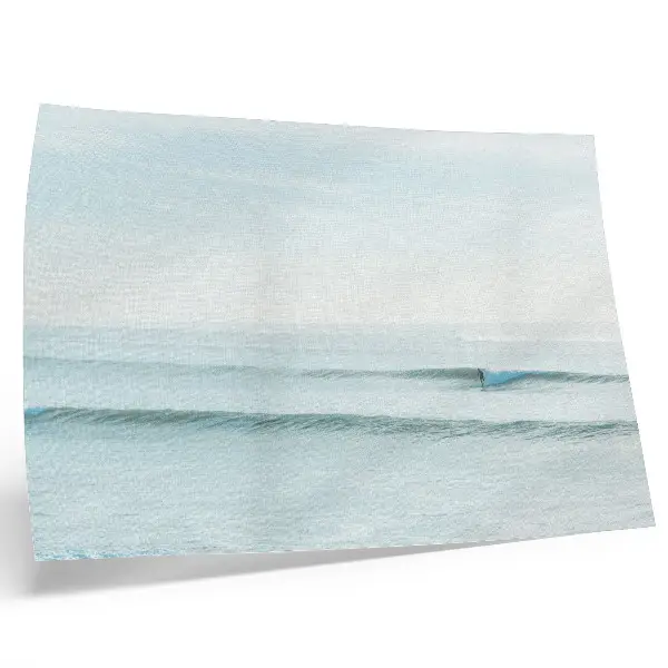 Poster mit Ozeanwellen und Surfer in minimalistischem Design für mehr Ruhe