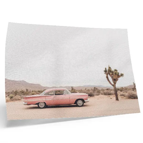 Poster mit einem Oldtimer in der Wüste neben einem einsamen Baum