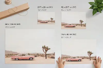 Poster mit einem Oldtimer in der Wüste neben einem einsamen Baum