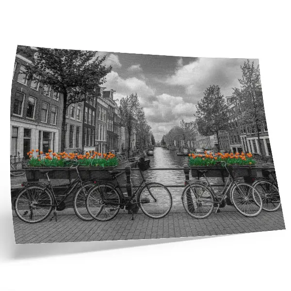 Poster ein bezaubernder Blick auf den Kanal mit Fahrrädern und Tulpen in Schwarz und Orange