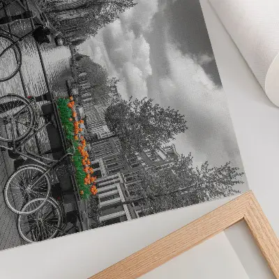 Poster ein bezaubernder Blick auf den Kanal mit Fahrrädern und Tulpen in Schwarz und Orange