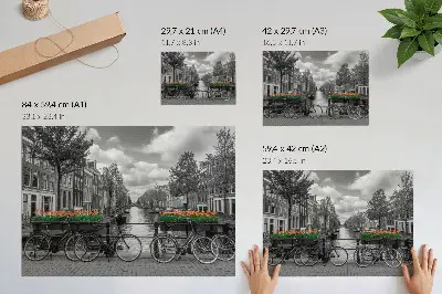 Poster ein bezaubernder Blick auf den Kanal mit Fahrrädern und Tulpen in Schwarz und Orange
