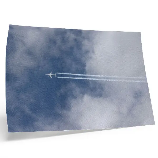 Poster Flugzeug im blauen Himmel mit weißen Kondensstreifen