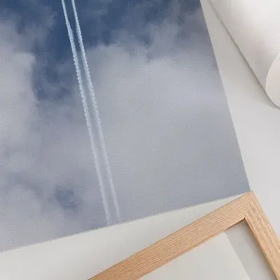 Poster Flugzeug im blauen Himmel mit weißen Kondensstreifen