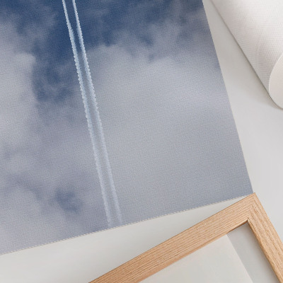 Poster Flugzeug im blauen Himmel mit weißen Streifen