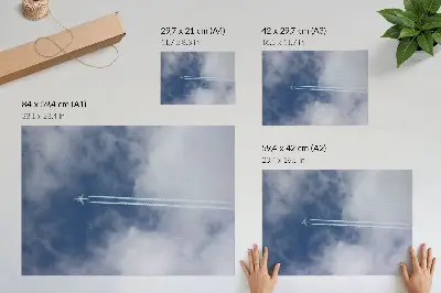 Poster Flugzeug im blauen Himmel mit weißen Kondensstreifen