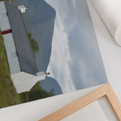 Kunstdruck poster Ein weißes Häuschen inmitten von Bergen und Grün