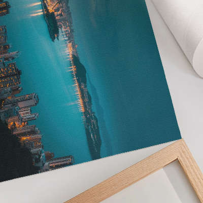 Poster Nachtansicht der Stadt über dem Wasser, leuchtende Wolkenkratzer