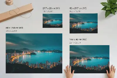 Poster Nachtansicht der Stadt über dem Wasser mit leuchtenden Wolkenkratzern