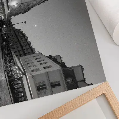 Kunstdruck Poster schwarz-weiße Gebäude und Cafés in nächtlicher Eleganz