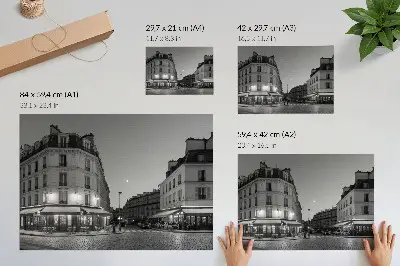 Kunstdruck Poster schwarz-weiße Gebäude und Cafés in nächtlicher Eleganz