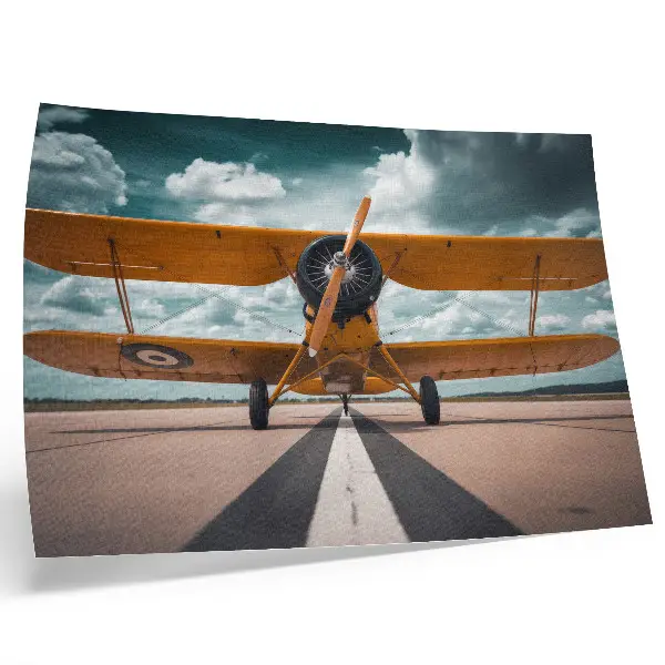Poster Flugzeug auf der Startbahn unter dynamischem Himmel