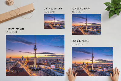 Kunstdruck poster Die Stadt am Abend in den atemberaubenden Farben des Sonnenuntergangs.