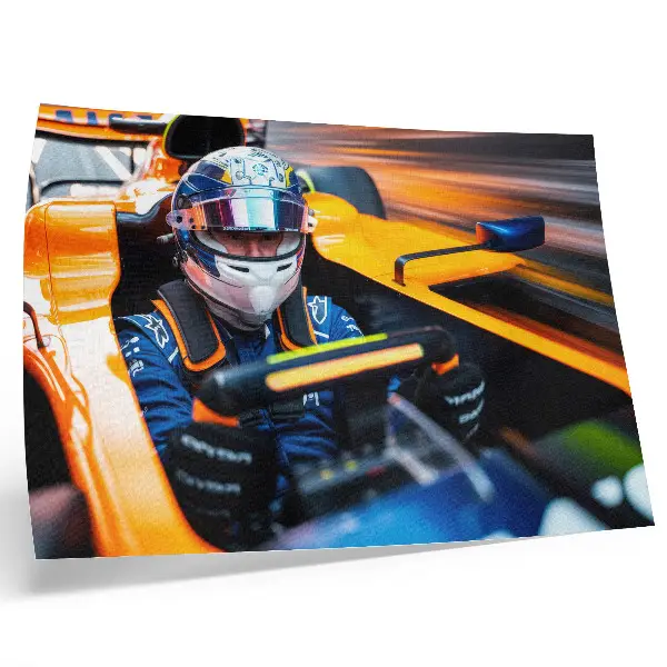 Poster ein Fahrer in einem schnellen Rennwagen voller Energie