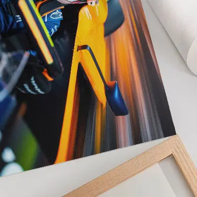 Poster ein Fahrer in einem schnellen Rennwagen voller Energie