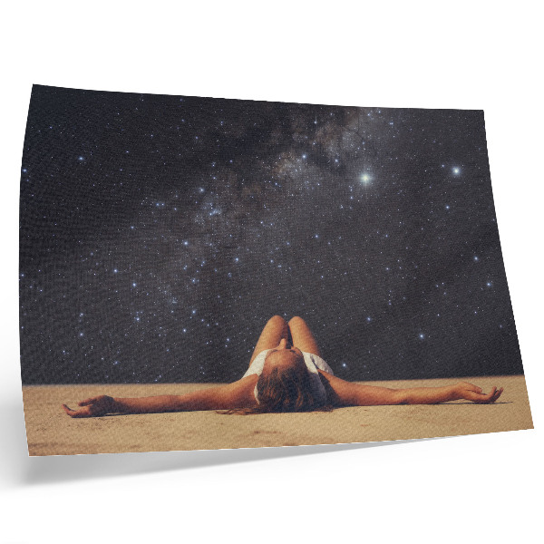 Poster Eine surreale Gestalt unter einem Sternenhimmel