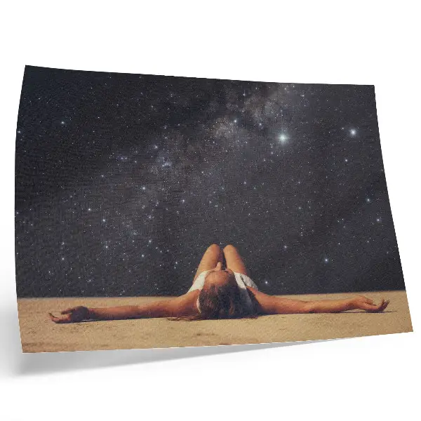 Poster mit einer surrealen Gestalt unter einem Sternenhimmel