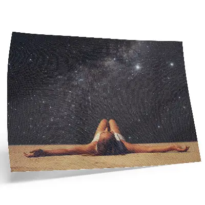 Poster mit einer surrealen Gestalt unter einem Sternenhimmel