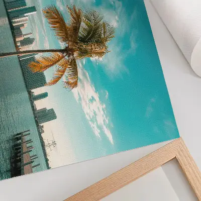 Kunstdruck Poster mit Palmen, See und Wolkenkratzern unter türkisfarbenem Himmel in ruhiger Optik