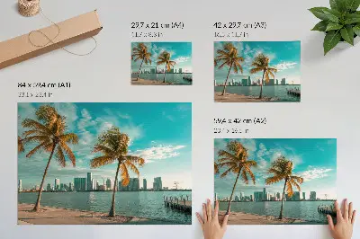Kunstdruck Poster mit Palmen, See und Wolkenkratzern unter türkisfarbenem Himmel in ruhiger Optik