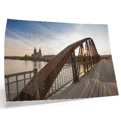 Kunstdruck Metallbrücke über den Fluss an einer Kathedrale bei friedlichem Sonnenuntergang