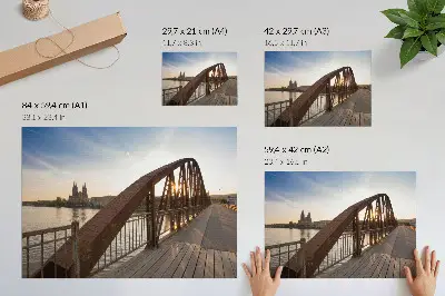 Kunstdruck Metallbrücke über den Fluss an einer Kathedrale bei friedlichem Sonnenuntergang