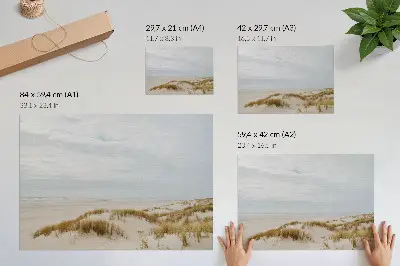 Kunstdruck Poster mit Sandstrand Motiv im minimalistischen Stil für eine friedvolle Raumgestaltung